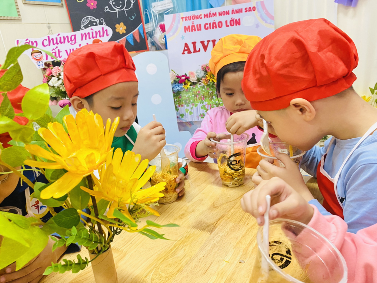 Trải nghiệm món mì trộn cùng các bé Alvin1 nhé!